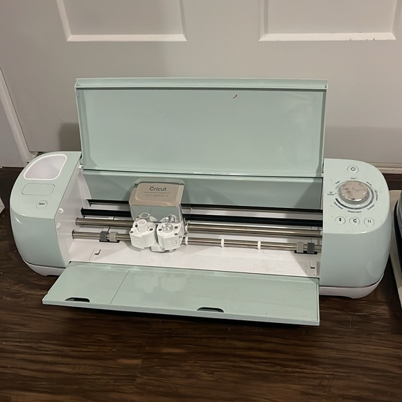 Cricut and Heat press - Picture 3 of 3